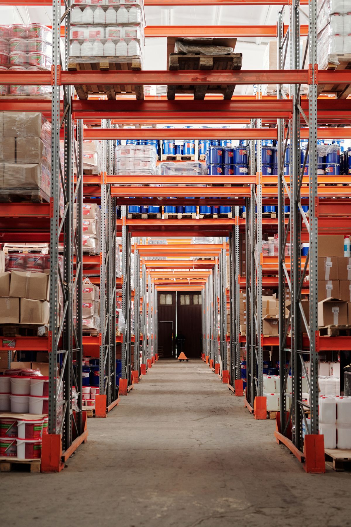 Warehouse aisle with storage racks / 设有货架的仓库通道