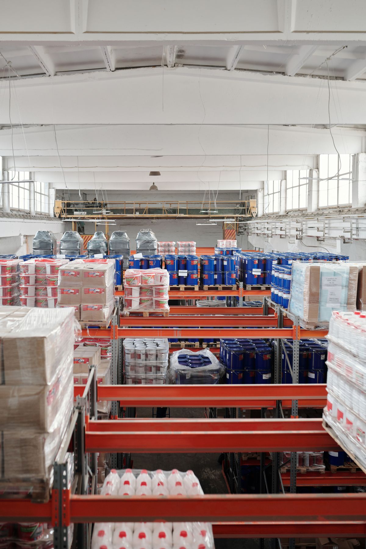 Organized warehouse shelving / 整齐的仓储货架